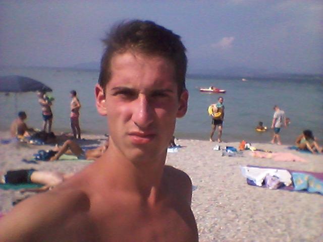 RegonEmi's tweet photo. #peschieradelgarda #lago #divertimentoassoluto #friends #selfie my friends are gone 😱😱😂 #ciaobellagente 👋👋👋 http://t.co/Qhhkeocoer