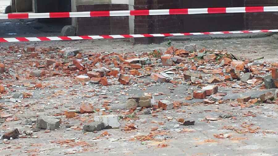dutkiewiczrafal's tweet photo. Wszelkie skutki nawałnicy można zgłaszać na (71) 777 77 77. Tu też aktualne informacje o budynkach przy Mosiężnej. http://t.co/TZDYeRXOck