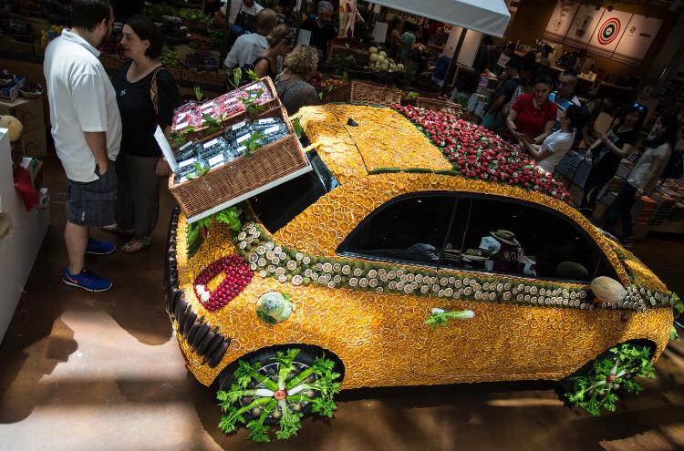 annalisa_cas's tweet photo. Correte da #eataly Smeraldo a Milano per ammirare questa #fiat500 un po' particolare! #Expo2015Milano #FCAforExpo http://t.co/1lJBKmRId1