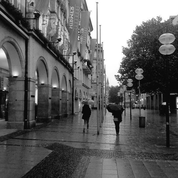 احتاج الهروب الى مدينة نائمة إذ لا حديث يسمع فيها سوى تسول الطرقات....