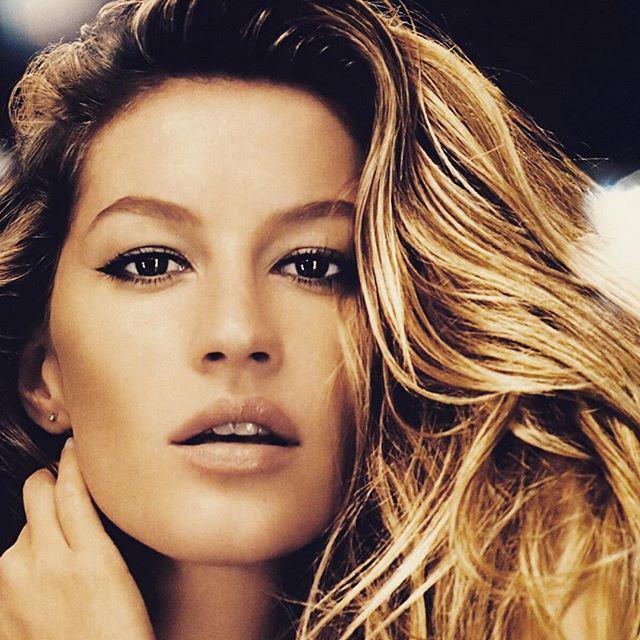 Happy Birthday to brasilian supermodel Gisele Bundchen!!     
