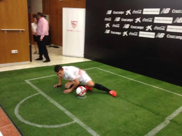____tuan's tweet photo. La caída fue dentro del aérea, clarísimo penalti no pitado.
#RoboAlSevilla http://t.co/aljkQEagr5