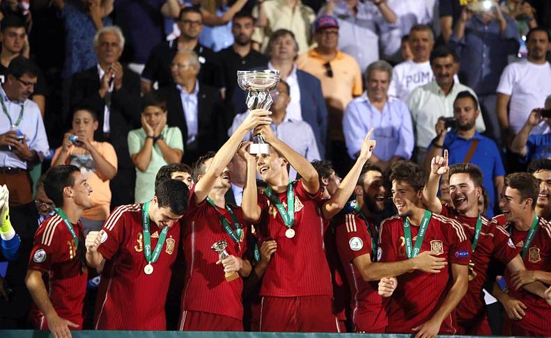 Torres's tweet photo. Enhorabuena Campeones. Qué bonitos recuerdos de la Sub-19 / Congrats Champions. Nice memories from #U19 team #U19EURO http://t.co/makMOTtpgX