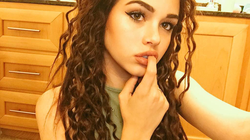 girIslay's tweet photo. how can you slay this hard at 16??? @MaggieLindemann http://t.co/G011k6PfCs