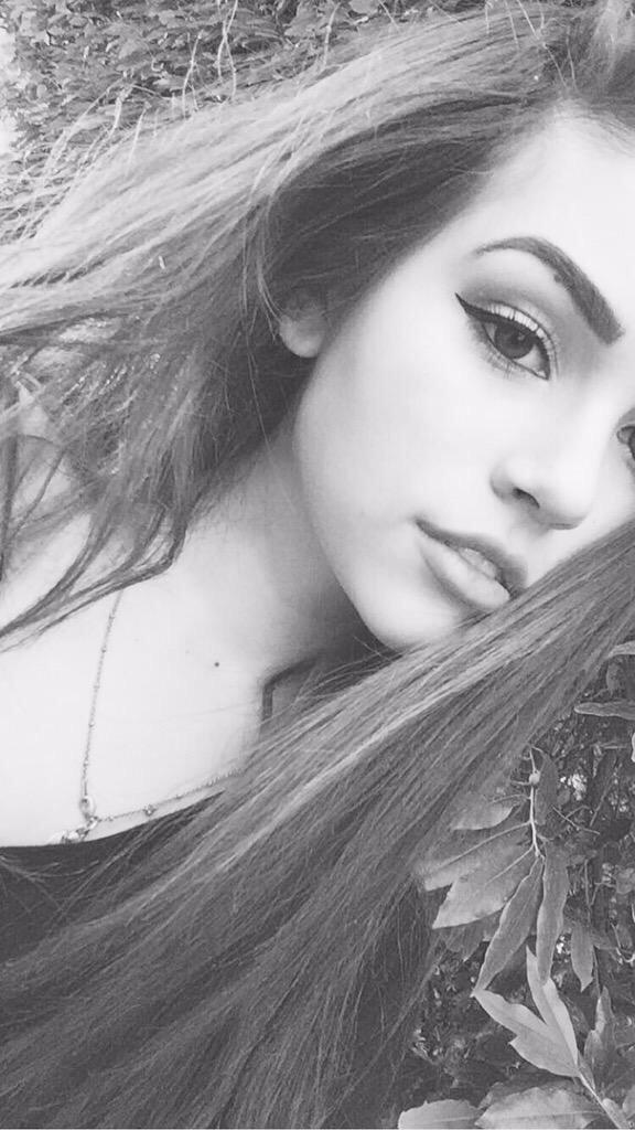 girIslay's tweet photo. how can you slay this hard at 16??? @MaggieLindemann http://t.co/G011k6PfCs