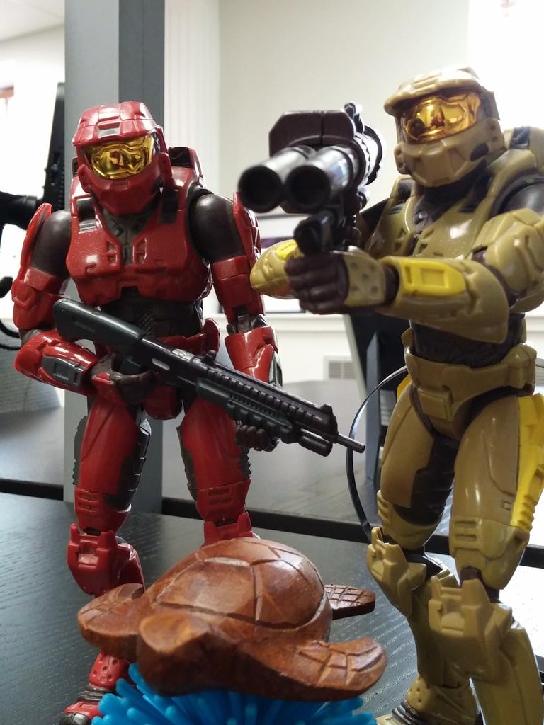 Pat_Snagged's tweet photo. Best of pals in the #office #masterchief #turtle http://t.co/q48FcWDW59