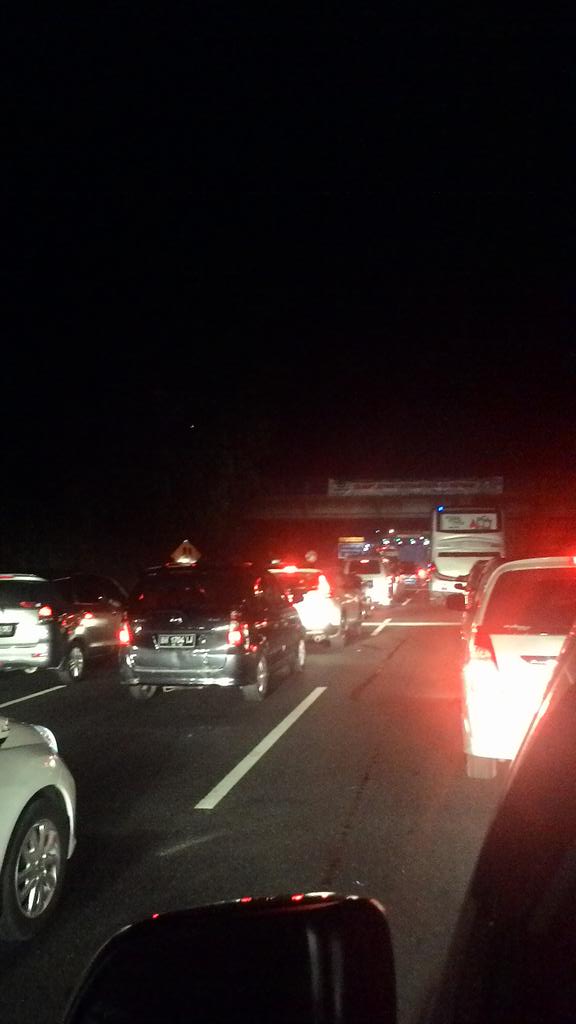 muflih666's tweet photo. @HaloPantura Kondisi Gerbang Tol Manyaran Krapyak padat merayap. #InfoMudikKita http://t.co/18vSzuV0MI