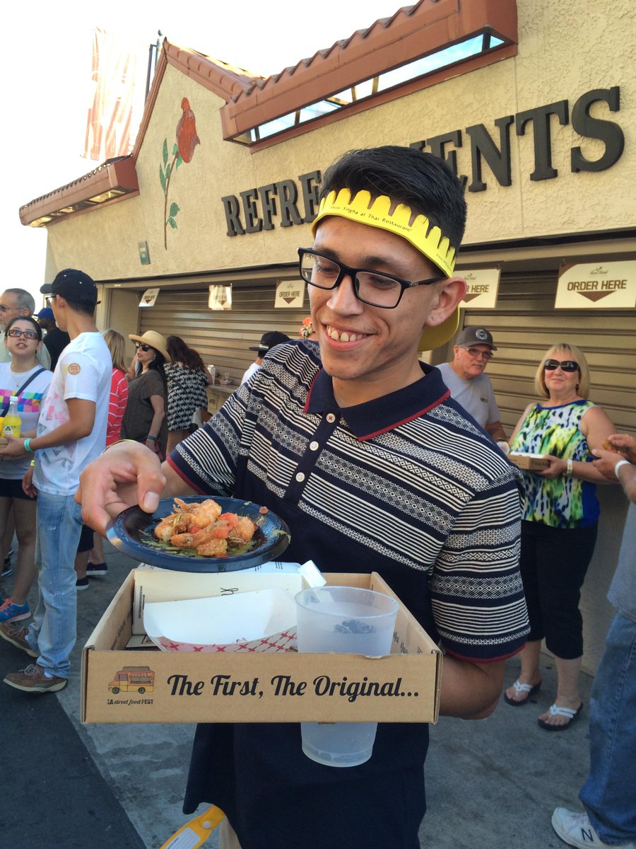 SugarMadeInc's tweet photo. @FreehandTrays @examinercom FreeHand® was a hit at the LA Street Food Fest! Lots of yum loaded on custom ThumbTrays®! http://t.co/S565DqABgs
