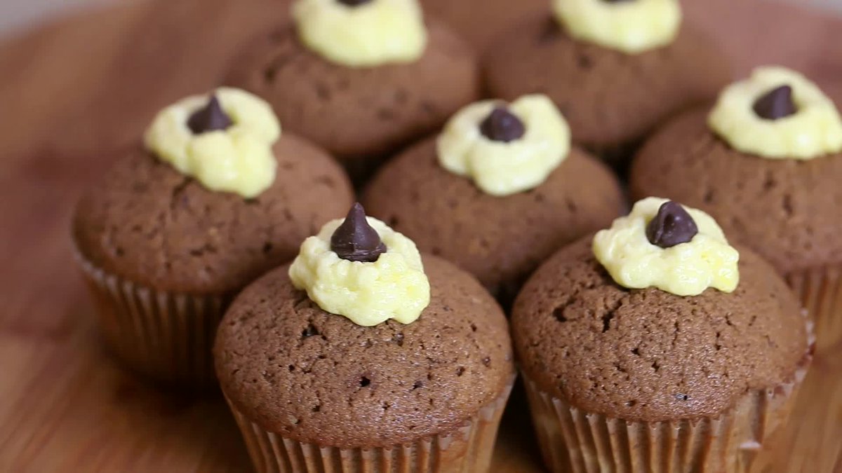 HavenOrchards's tweet photo. #havenorchards #another #cupcake #week http://t.co/J0r2hPfD5x