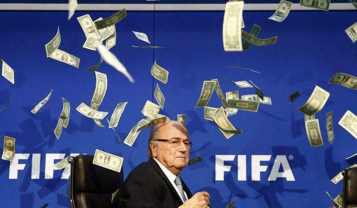 Impacto_Dep's tweet photo. #PORSINOLOVISTE Humorista inglés le lanza billetes a Joseph Blatter en plena conferencia de prensa http://t.co/75MyePaEh6