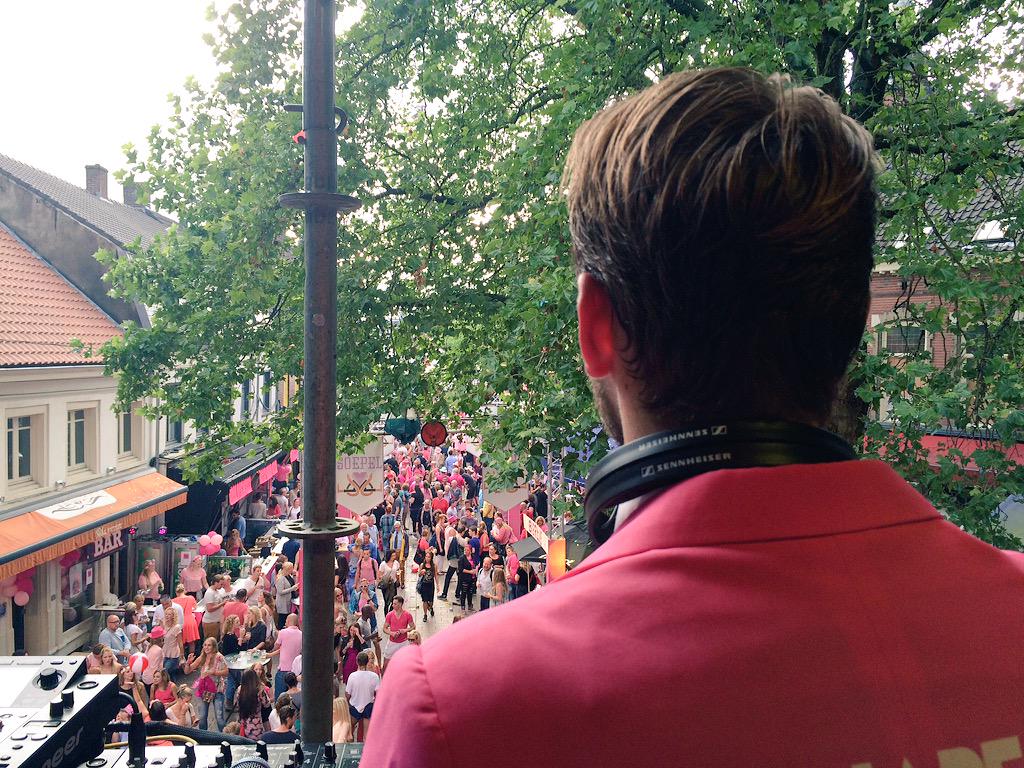 Partyjockey Tim is lekker aan het feesten. Confetti incoming! #RozeMaandag