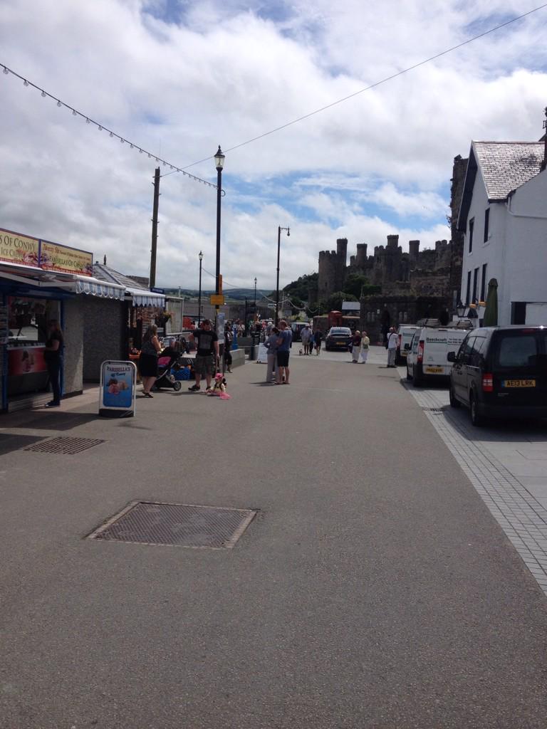 CarwynEJones's tweet photo. Bore braf gyda y teulu yn yn weld a #Conwy / Nice morning with the family visiting Conwy, busting with visitors. http://t.co/iulaspz1vw