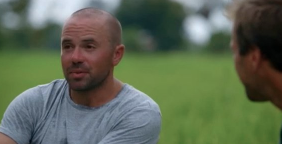 HuffPostUKLife's tweet photo. City boy gives up £75,000-a-year job to live on a remote island. Now, he doesn't own a phone. http://t.co/SCBhwD6x6E http://t.co/0wtN8uz1xq
