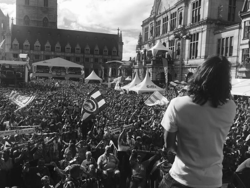 hannesvdb's tweet image. Massa supporters tijdens de ploegvoorstelling op @GFGent.Thanx! Vergeet ook de #elaba-app niet te downloaden!👍🏻#COBW