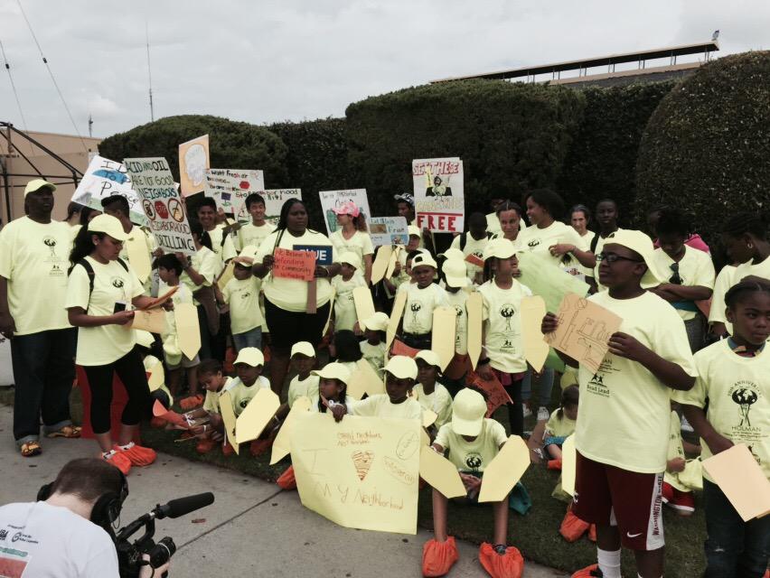 STAND_LA's tweet photo. We're standing together against neighborhood drilling and bad neighbor Freeport McMoran! #StandLA http://t.co/pElp2DOsoT