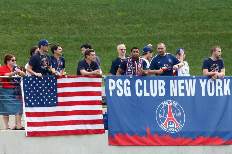 PSG_espanol's tweet photo. Entrenamos con el apoyo de nuestro club de fans de Nueva York. ¡Gracias! #ParisLovesUS http://t.co/lTzKS4nt7J http://t.co/NT0hXHSag5