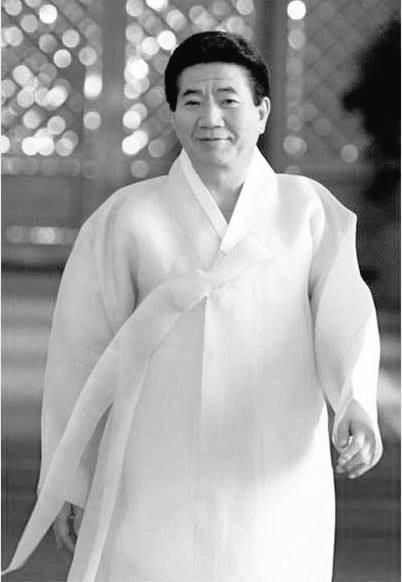 부시 "만난 정상들 중 가장 어려웠다" 독재자 푸틴은 그 앞에서는 꼬리를 내렸고, 일본의 고이즈미는 아예 침략자, 죄인 취급하듯 대했다 그는 강했지만 겸손했다 그랬다 노무현대통령은 국민 앞에서만 고개를 숙였다!