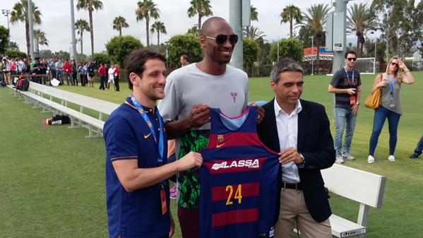FC Barcelona on X: Before training, Kobe Bryant with Barça ambassador  Belletti and FCB party leader Albert Soler #FCBlive #tourFCB   / X