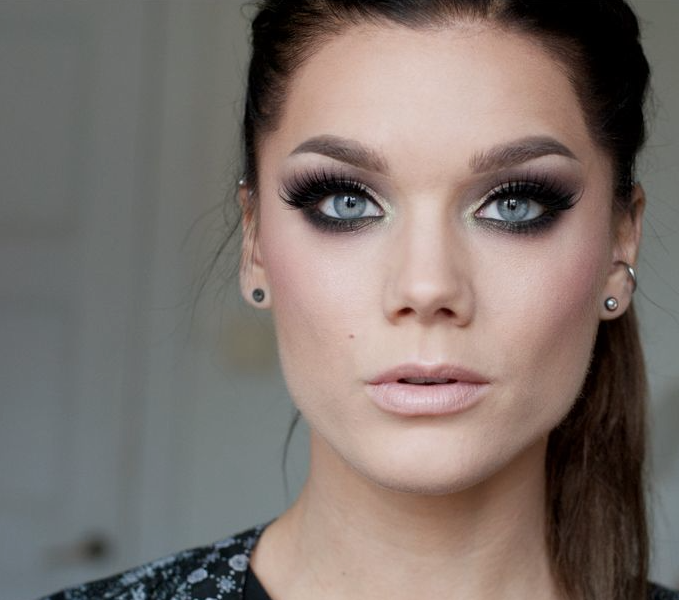 MasModelos's tweet photo. Si quieres resaltar tu mirada y lucir muy chic, combina unos smokey eyes con un lipstick tono nude. http://t.co/uY2LHyweDR