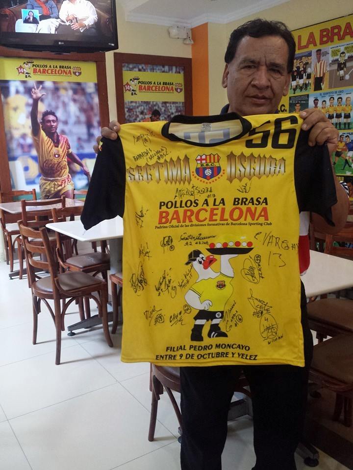 AngelEncalada's tweet photo. Regalito de nuestra querida #SectimaOscura de NY, EEUU. Siempre alentando al ÍDOLO #PollosalabrasaBarcelona http://t.co/90tdTZ1C9E
