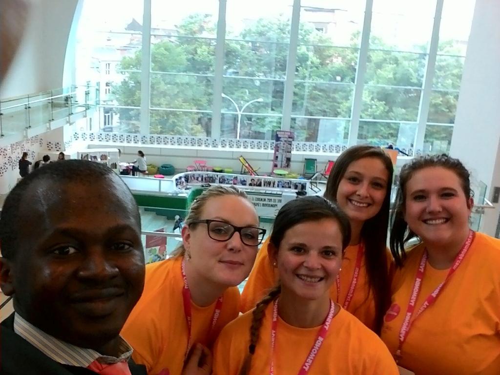 BacelyYorobi's tweet photo. Créativons avec #fmlf15 avec les bénévoles :) http://t.co/j3fmDJMvFX