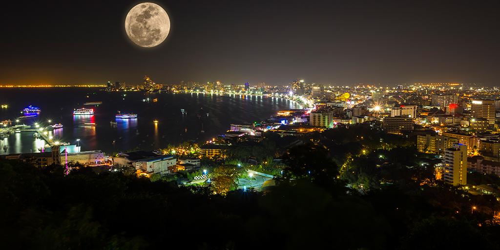 Let’s celebrate when man first landed on the moon by sharing your best #moon pics. #MoonDay