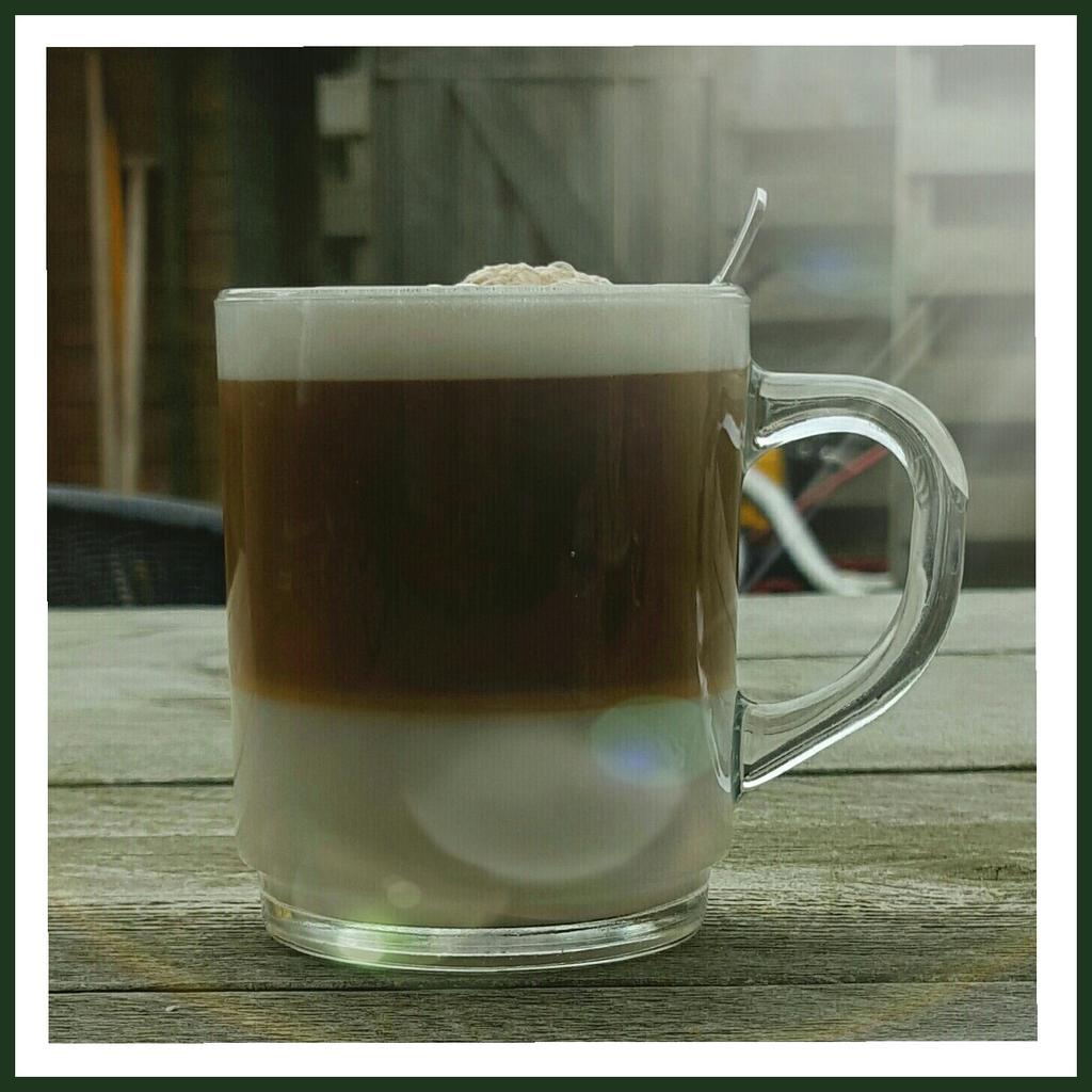Dorette87's tweet photo. Vrije #maandag! #teksten #schrijven in de achtertuin met m'n Latte #macchiato 😍 http://t.co/NrM2EwrIOB