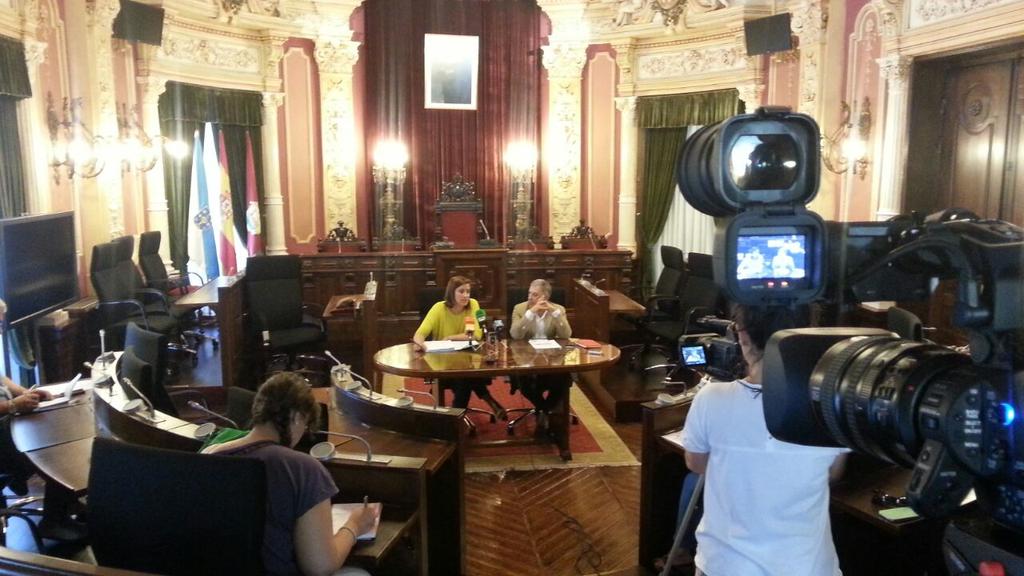 PVGalicia's tweet photo. En rueda de prensa de @OurenseConcello ya presente #FollowUSTV la televisión por Internet del @PVGalicia http://t.co/slJo9iriY7