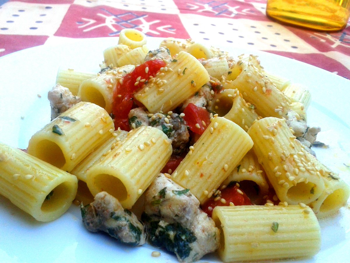 GennarosKitchen's tweet photo. A friend came to see me today. I welcomed him with
mezze maniche with fresh tuna, parsley,garlic and toasted sesame. http://t.co/scTgkfHGjt