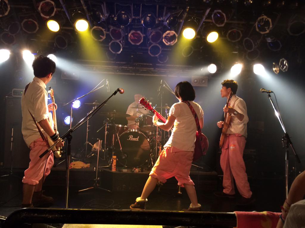 warm_up_1degree's tweet photo. RUNCHIPの休止前ライブ。
永遠に続くものはなくて。
何度も笑って、何度も泣いて(>_<)
笑顔も元気も優しさも、勇気も、涙も。たくさんのものをありがとう!
#runchip http://t.co/rbaITG26zz