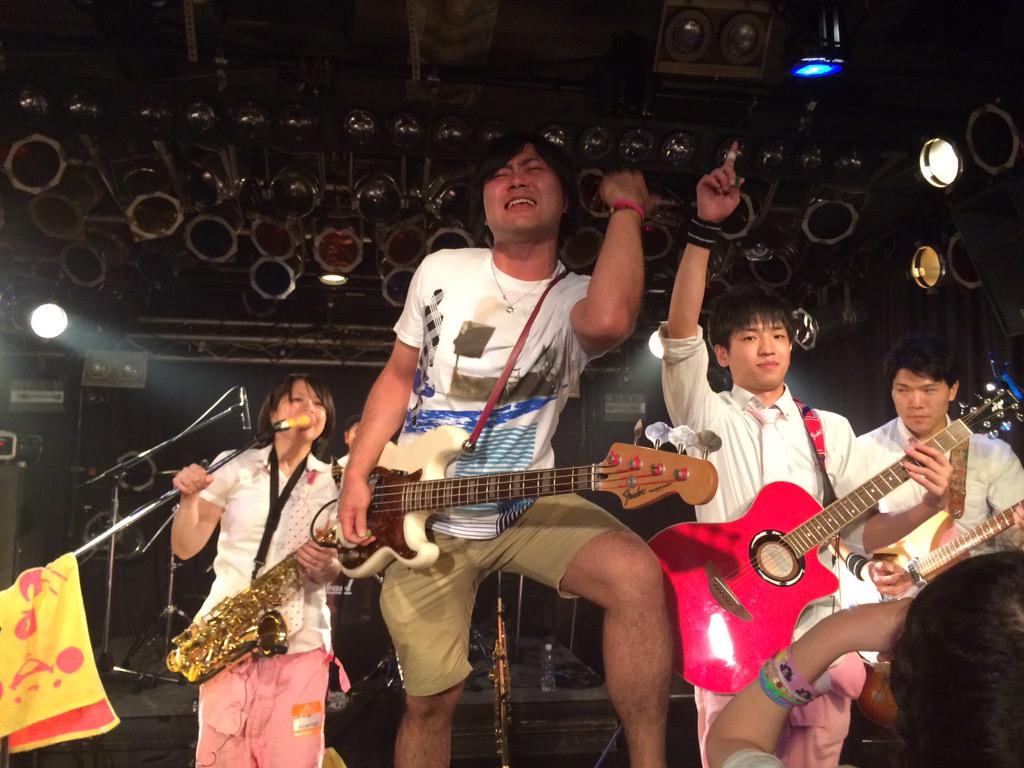warm_up_1degree's tweet photo. RUNCHIPの休止前ライブ。
永遠に続くものはなくて。
何度も笑って、何度も泣いて(>_<)
笑顔も元気も優しさも、勇気も、涙も。たくさんのものをありがとう!
#runchip http://t.co/rbaITG26zz