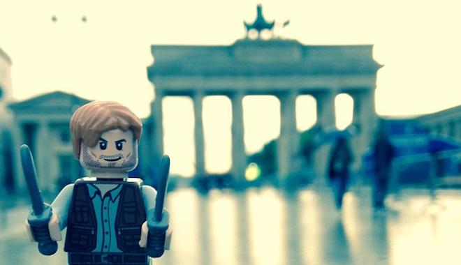 g_burguete's tweet photo. .@CINEMANIA_ES Chris Pratt está recorriendo el mundo con su figura Lego de 'Jurassic World'. http://t.co/TfXCAiy43p http://t.co/NdaTQZo0FP