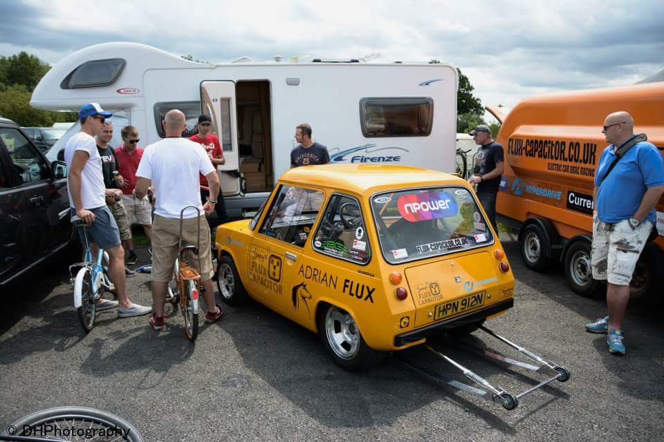 fineNdandy13's tweet photo. Loved seeing this going down the strip @SantaPodRaceway #bugjam29 @Carpervert http://t.co/KzDqibb78O