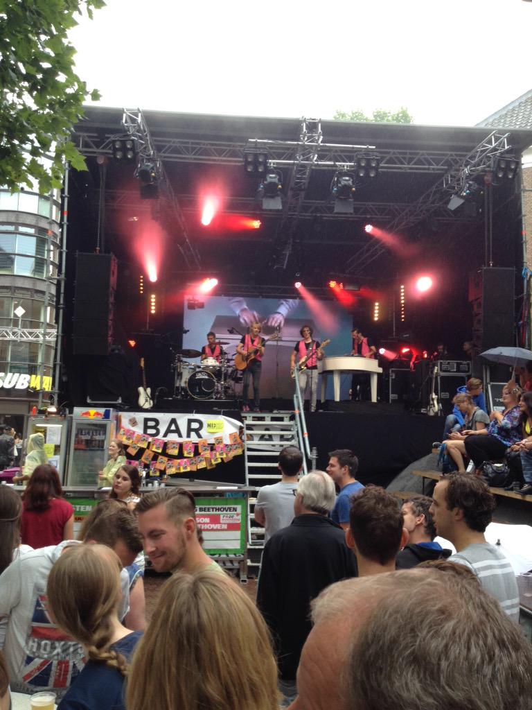 JoseSchrooten's tweet photo. Koningsstraat Nijmegen, 1 groot feest #4D15 http://t.co/O6BRIRN01c