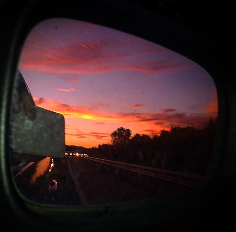JuankyAssiego's tweet photo. Dejando atras el Anochecer!! :) #precioso #desdeelretrovisor #perfecto #fotaza http://t.co/8E0UeisqSm
