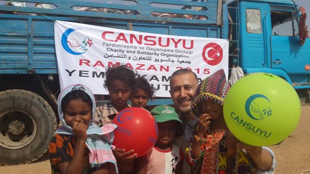CansuyuDernegi's tweet photo. Yemen’in mazlumlarının imdadına da Cansuyu koştu

http://t.co/5OAL00JQyw http://t.co/HXjlq6R1J8