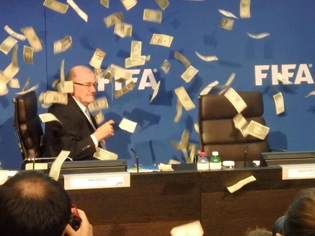 Mmorin_informa's tweet photo. La imagen: una lluvia de dolares falsos le cayeron encima a Blatter en medio de rueda de prensa #Fifagate http://t.co/rPufGxAPxF