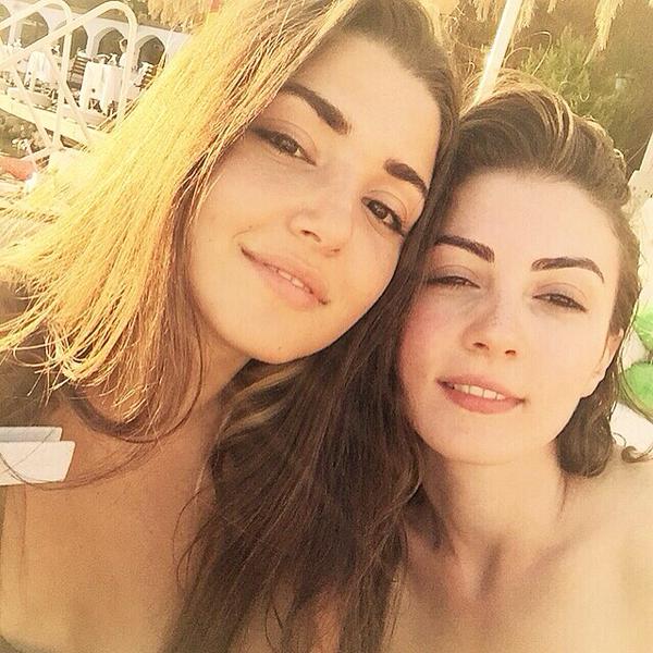 Abla Kardeş Selfie Olmaz Mı? Olur Tabi Buyrun Yılmaz Ailesinin Süslüsüyle😜❤‍  #GunesinKızları