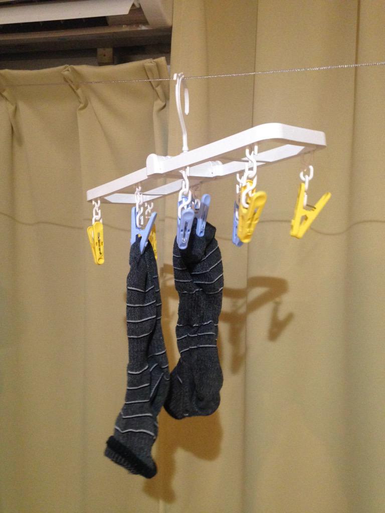 コウ Twitterissa 昨日セリアに行ったら ダイソーよりいい品物が多かった 洗濯バサミが8個だけ付いた小型のピンチハンガー買ったんだけど 靴下とか干すのに超便利 100均も意外と店によって違うもんだなー Http T Co U3mqij7kpv