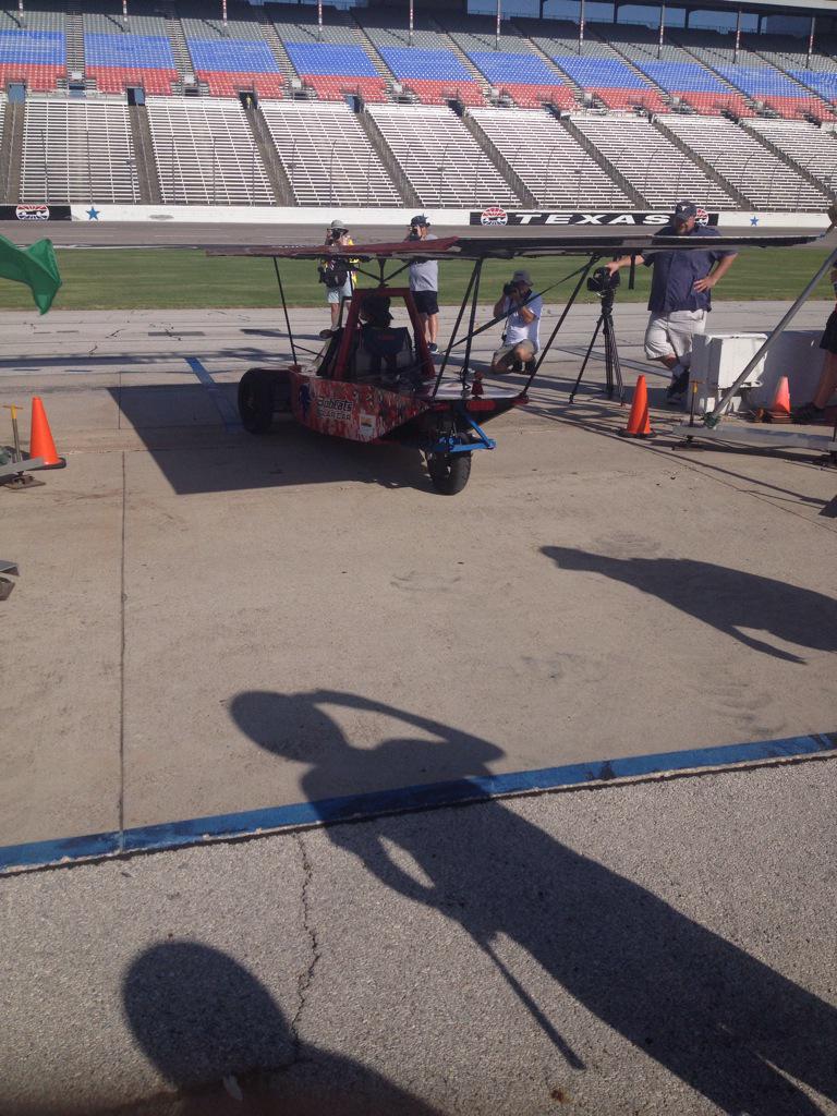 Taylor_CTE's tweet photo. And we're off! Let the race begin! @Bnhs_solarcar @HighSchoolSolar @Bnhs_solarcar @NorthwestISD #solar2015 http://t.co/HY62DQgl9h