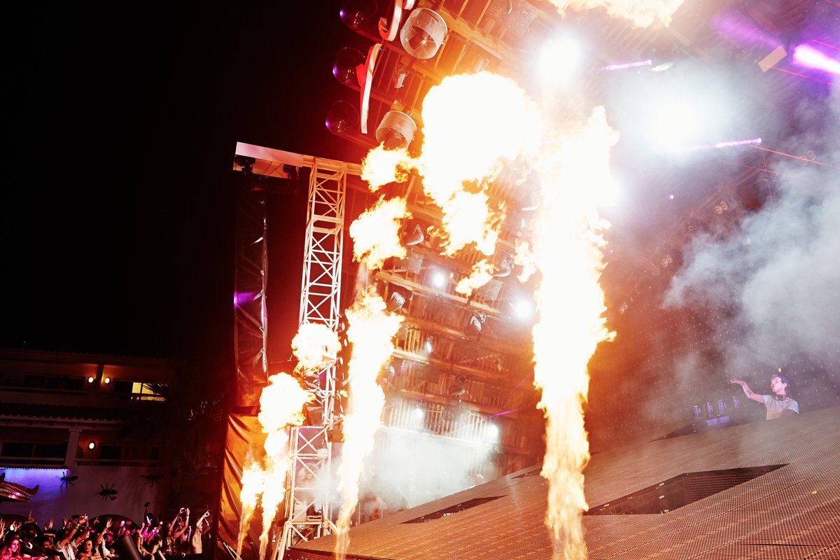 Avicii's tweet photo. @ushuaiaibiza last night was off the hook! #AviciiEivissa http://t.co/IMeMolOtJH