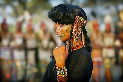 TemetEvenements's tweet photo. Réunion traditionnelle le #Worso 7 jrs où hommes #Wodaabe dansent & femmes élisent la #beauté #Geerewol
#Niger #Sahel http://t.co/2x51SfDX4e