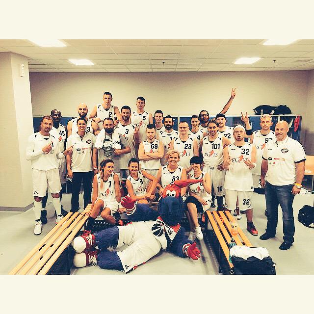 Tomson_Lach's tweet photo. Takie tam z szatni ;) @MGortat @PKarnowski  Thx Bros ! http://t.co/IgIMKj9v8K