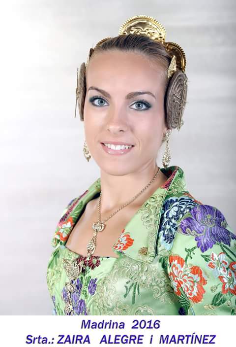FConstitucio's tweet photo. #Dissabte25 #demaná #Falles2016 #carrecs #padrins http://t.co/q5F1yTky2B