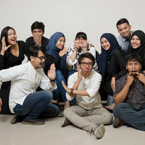 Tsahira's tweet photo. @XLalulebihjujur Meskipun lebaran bareng temen2 kampus di perantauan, kita semua tetep seneng dong 😃 http://t.co/Npop2LAfFC