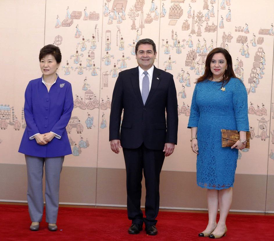 La foto oficial con <a href="/JuanOrlandoH/">Juan Orlando Hernández</a> y su homóloga de la República de #CoreaDelSur, Park Geun-Hye. <a href="/bluehousekorea/">대한민국 청와대</a>