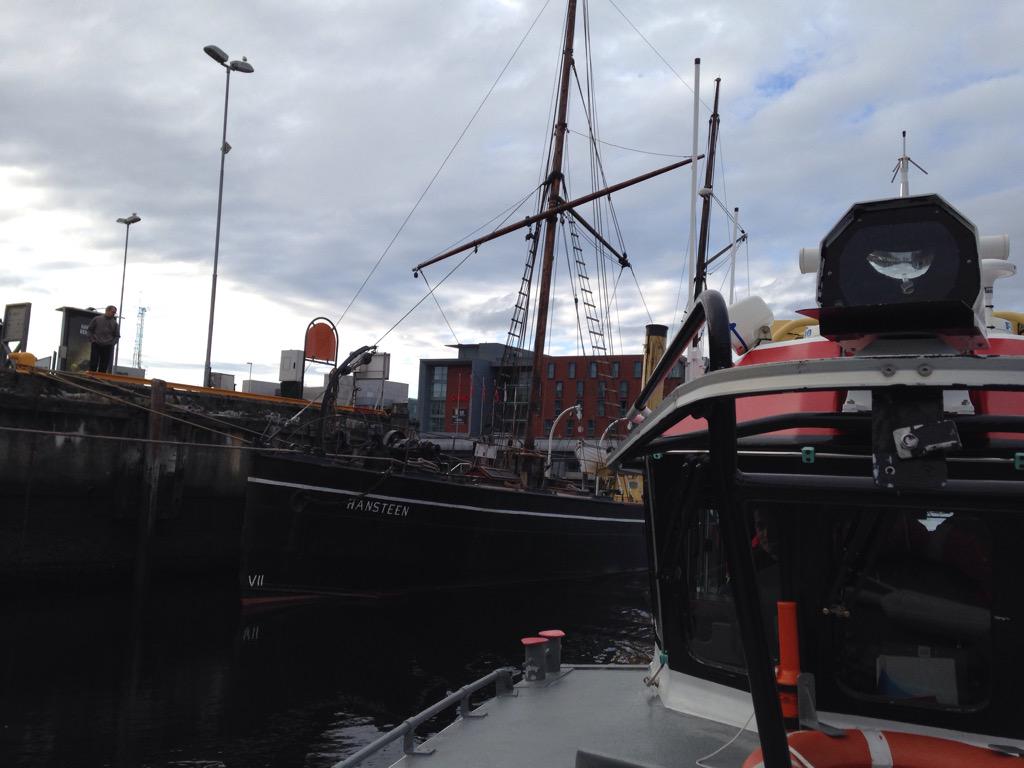 NSSR's tweet photo. Ute på mandagsøvelse i Nidelven. Passerte seildampskipet Hansteen. #trondheim #rsuni #131 #Hansteen http://t.co/7jYrxM84I7