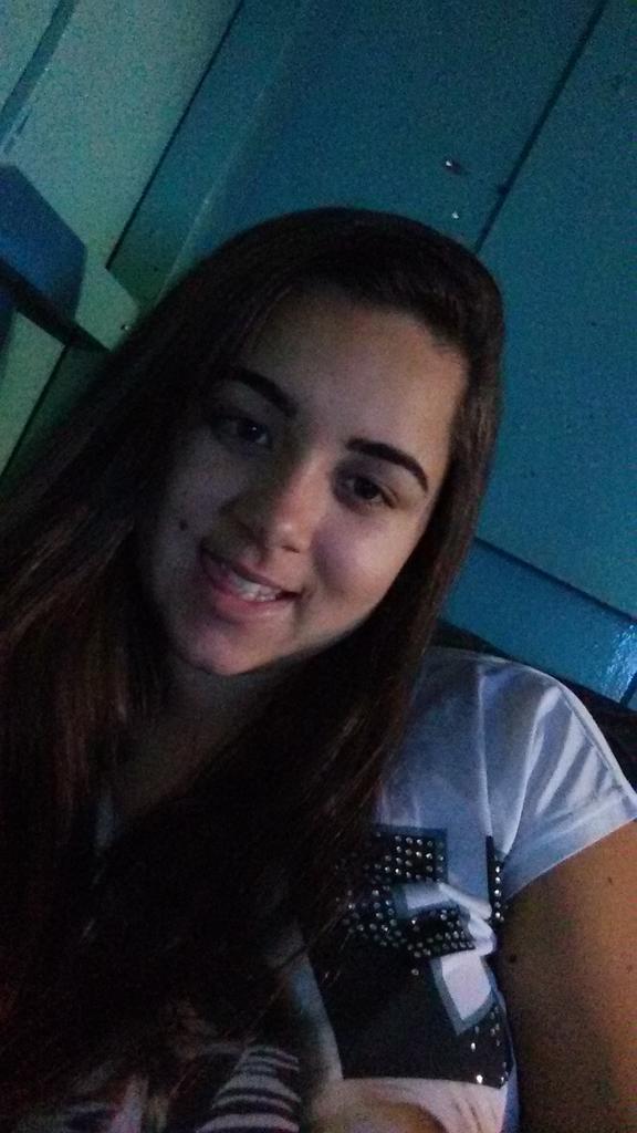 betty_schuck's tweet photo. Qndo ela chora, nem sempre é de tristeza. Qndo ela está quieta, nem sempre é pq está triste ou algo assim. Boa Tarde. http://t.co/11g65QlMA0