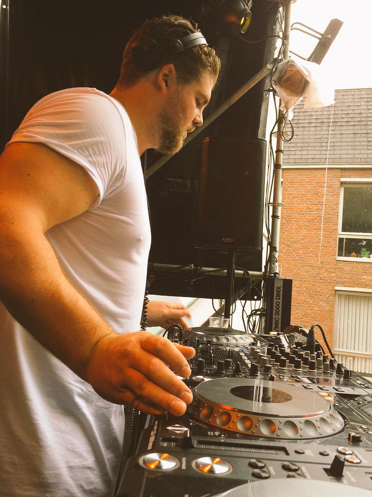 The one and only <a href="/DieGrote_/">Die Grote</a> aan het werk. We don't care about some rain! #RozeMaandag #Kermis #Tilburg