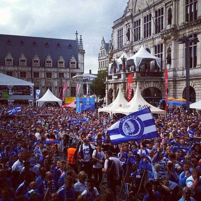 KAAGent's tweet image. De Gentse Feesten kleuren blauw-wit! #GF15 #COBW